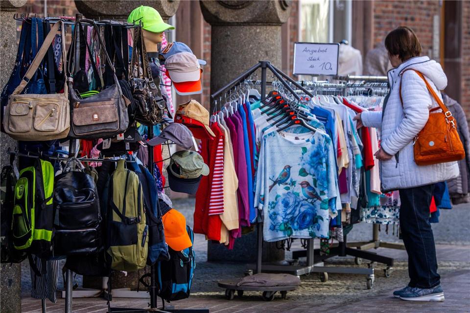 Die Händler in den Ferienorten hoffen auf Kunden, bei denen im Urlaub der Euro lockerer sitzt.Jens Büttner/dpa