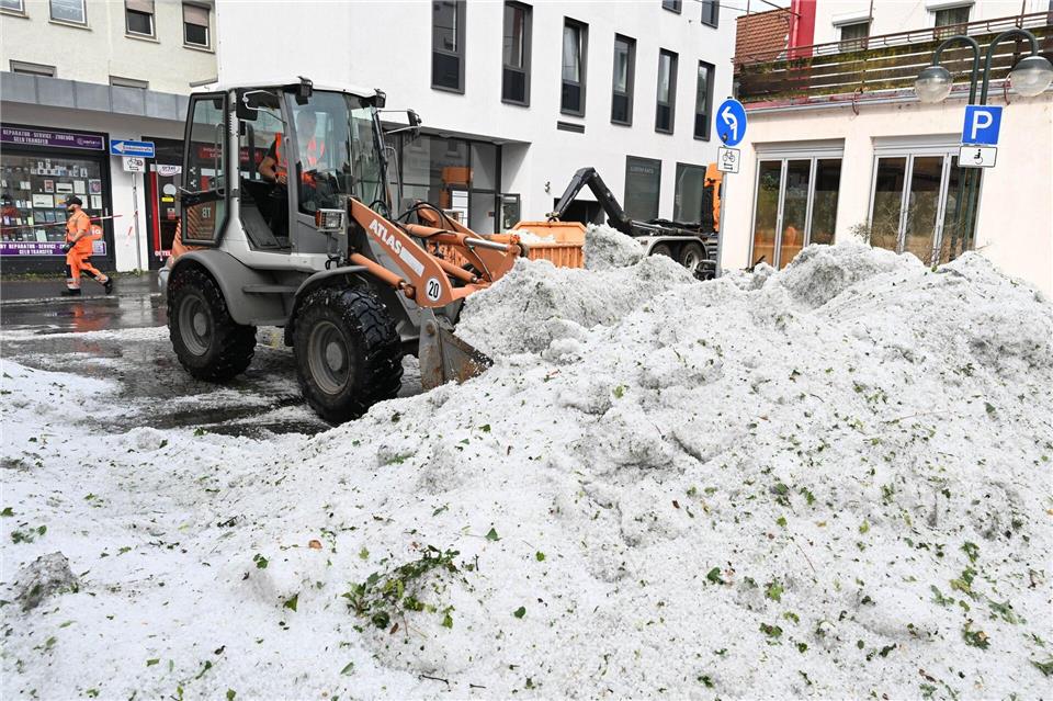 Die Hagelberge nach dem Unwetter sind enorm. Bernd Weißbrod/dpa