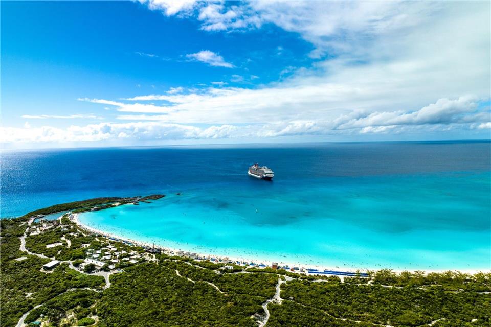 Die Half Moon Cay ist eine Privatinsel des Carnival-Konzerns - 2026 wird hier ausgebaut, unter anderem entsteht ein zweiter Pier.Carnival Cruises/dpa-tmn