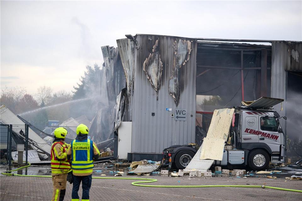 Explosion in Lkw-Werkstatt - zwei lebensgefährlich Verletzte Die Halle wurde stark beschädigt.Bernd Thissen/dpa