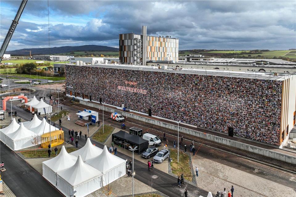 Die Hallenwand ist 1.000 Quadratmeter groß.Laszlo Pinter/dpa