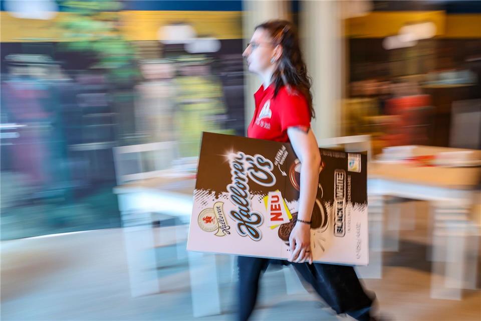 Die Halloren-Kugel gilt als ein Klassiker unter der Pralinen in Ostdeutschland. (Archivbild)Jan Woitas/dpa