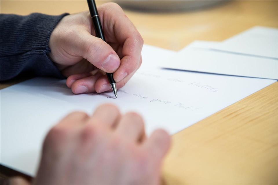 Die Haltung des Psychologen: Um die Eignung eines Bewerbers zu beurteilen, ist die Analyse der Handschrift kein valides Instrument.Christin Klose/dpa-tmn