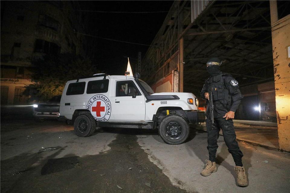 Die Hamas händigte die sterblichen Überreste zweier weiterer getöteter Geiseln an das Rote Kreuz aus. (Archivbild)Yousef Al Zanoun/AP/dpa