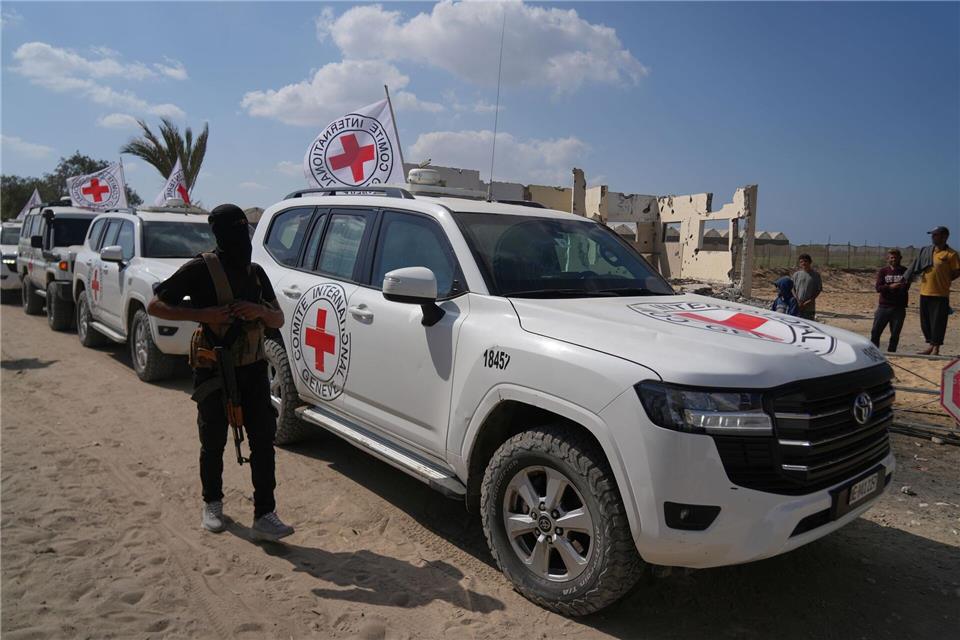 Die Hamas hat eine weitere Leiche an das Rote Kreuz übergeben, bei der es sich mutmaßlich um eine getötete Geisel handelt. (Archivbild)Abdel Kareem Hana/AP/dpa