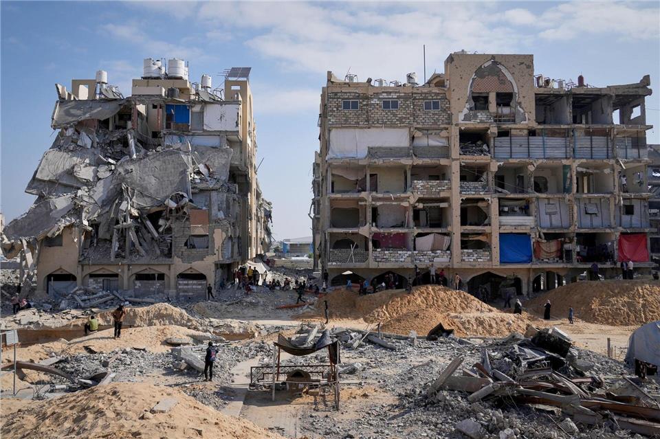 Hamas: Zwei weitere tote Geiseln geborgen Die Hamas will in den Trümmern im Gazastreifen zwei weitere tote Geiseln geborgen haben. (Archivbild)Abdel Kareem Hana/AP/dpa