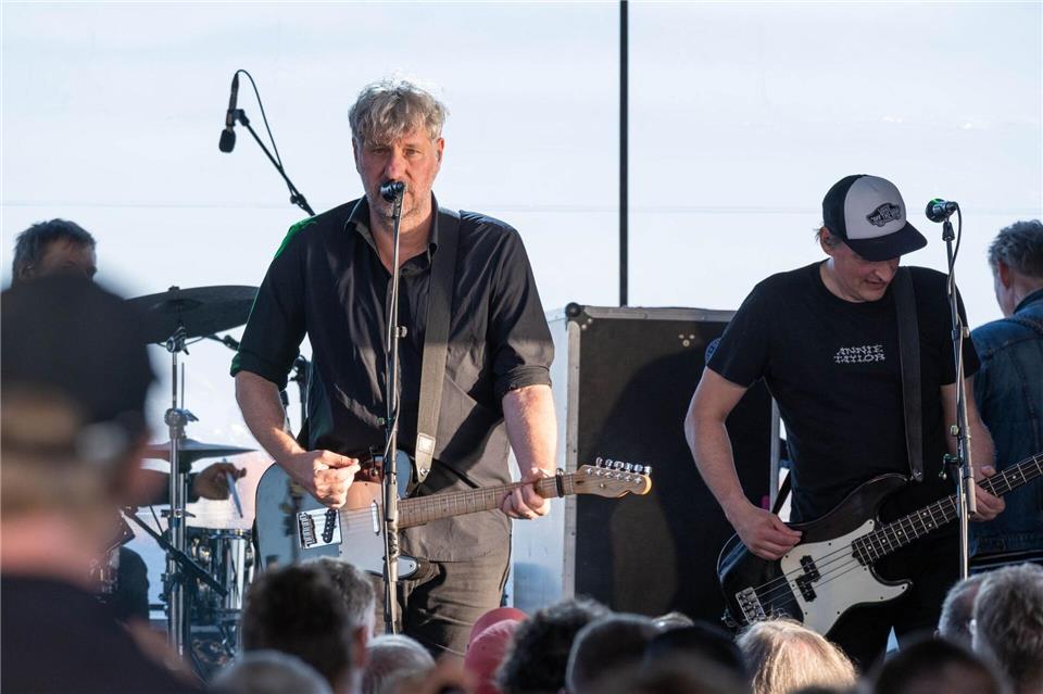 Die Hamburger Band „Kettcar“ spielt auf der Motorfähre „Vitte“. Stefan Sauer/dpa