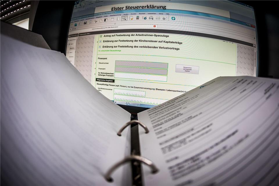 Die Hamburger CDU setzt sich für ein Pilotprojekt ein, bei dem das Finanzamt den Bürgern einen Vorschlag für die Steuererklärung unterbreitet. (Symbolbild)Frank Rumpenhorst/dpa