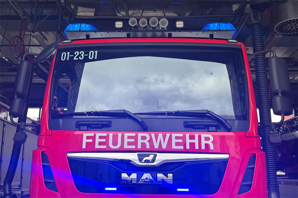 Die Hamburger Feuerwehr hat einen Brand in einem leerstehenden Gebäude gelöscht. (Symbolfoto)Sabina Crisan/dpa