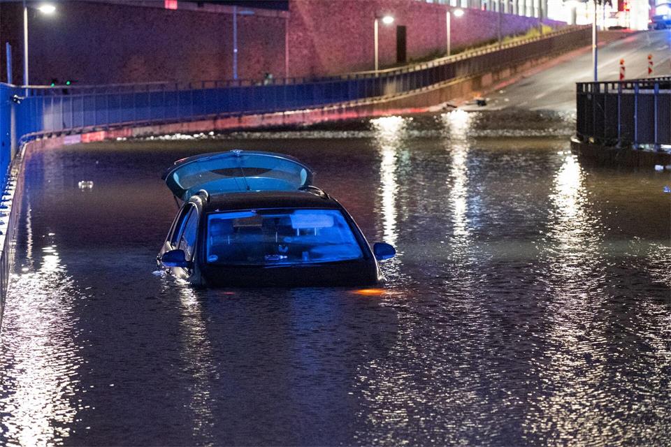 Die Hamburger Feuerwehr rettete eine Autofahrerin vom Dach ihres Wagens.Daniel Bockwoldt/dpa