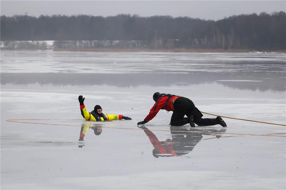Die Hamburger Feuerwehr übt auf dem zugefrorenen Öjendorfer See die Rettung eines ins Eis eingebrochenen Menschen.Christian Charisius/dpa