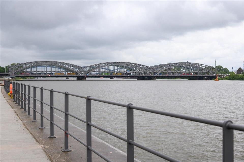Schiff rammt Freihafenelbbrücke – Bauwerk gesperrt Die Hamburger Freihafenelbbrücke ist von einem Binnenschiff gerammt und für den Autoverkehr gesperrt worden. (Archivbild) Jonas Walzberg/dpa
