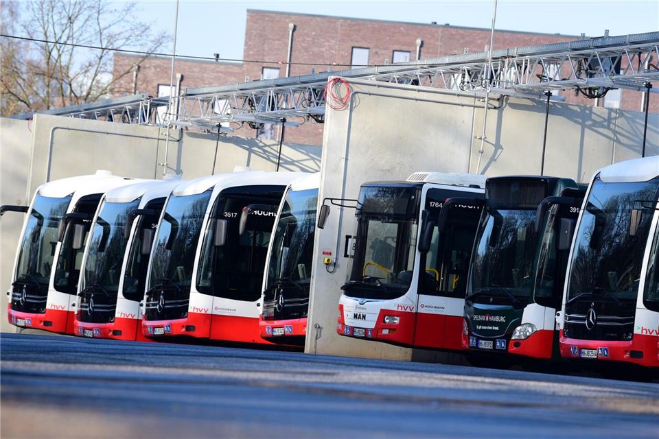 Die Hamburger Hochbahn will bis 2031 zusätzlich 240 E-Busse beschaffen. (Symbolbild)Daniel Bockwoldt/dpa