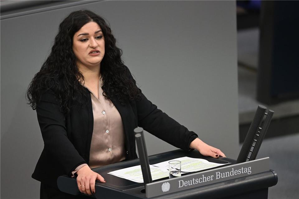 Die Hamburger Linken-Bundestagsabgeordnete Özdemir wirft der CDU vor, einen „Frontalangriff“ auf die gesetzliche Rente zu planen.Markus Lenhardt/dpa