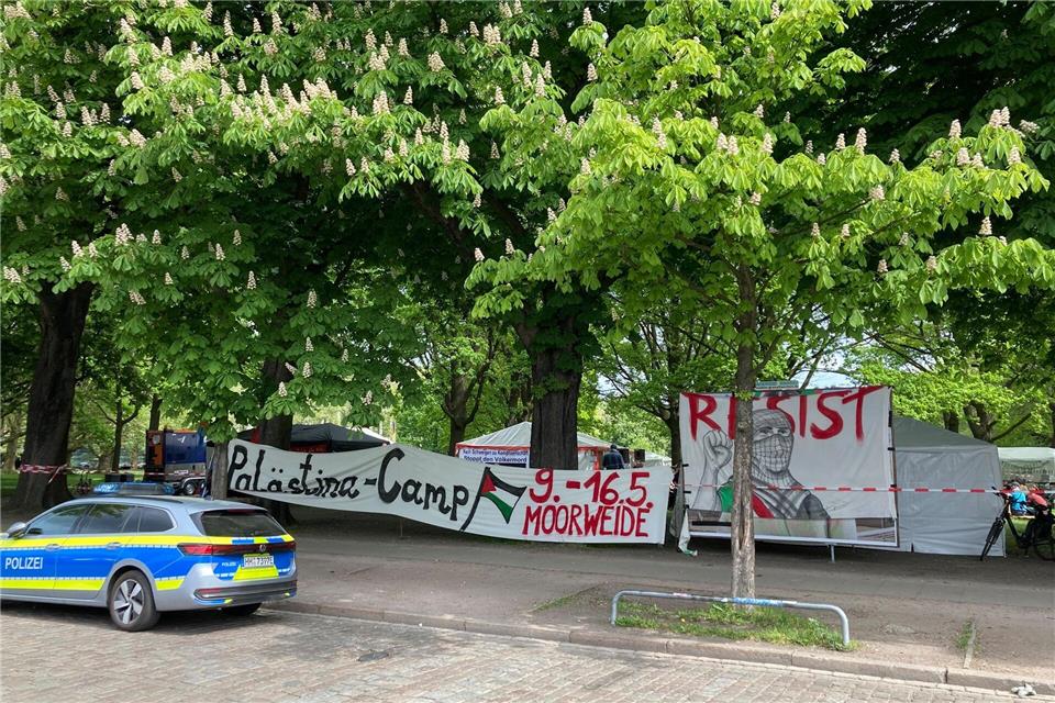 Die Hamburger Polizei beobachtet das antiisraelische Protestcamp. Bernhard Sprengel/dpa