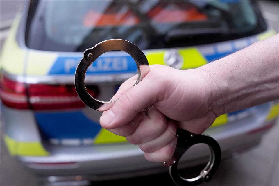 Nach Drohung in Musikgeschäft - Polizei fahndet nach Mann Die Hamburger Polizei fahndet nach einem Mann. (Symbolbild)Marcus Brandt/dpa