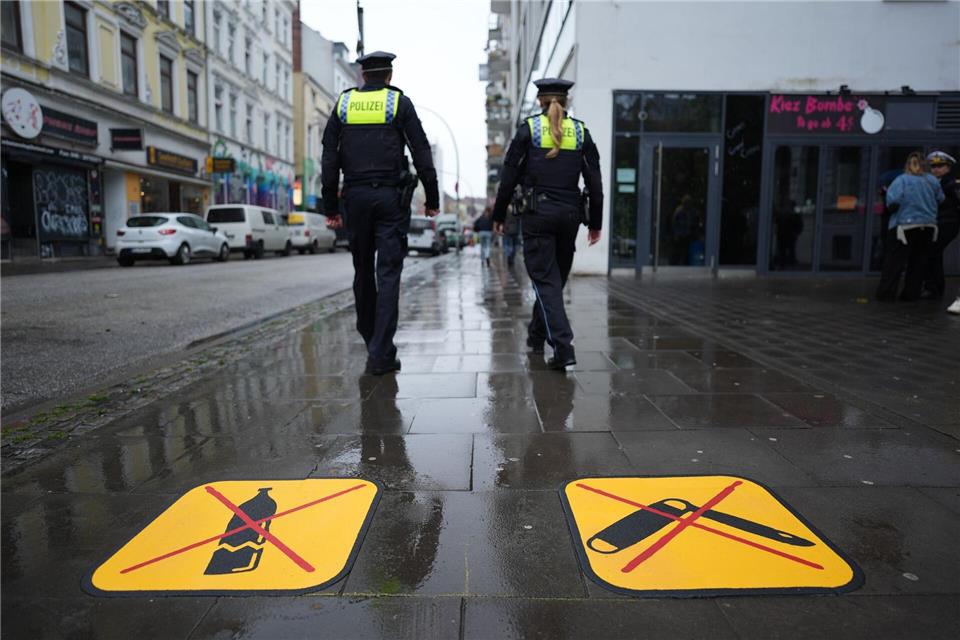 Die Hamburger Polizei hofft durch die neuen Piktogramme auf weniger Glasflaschen auf dem Kiez.Marcus Brandt/dpa