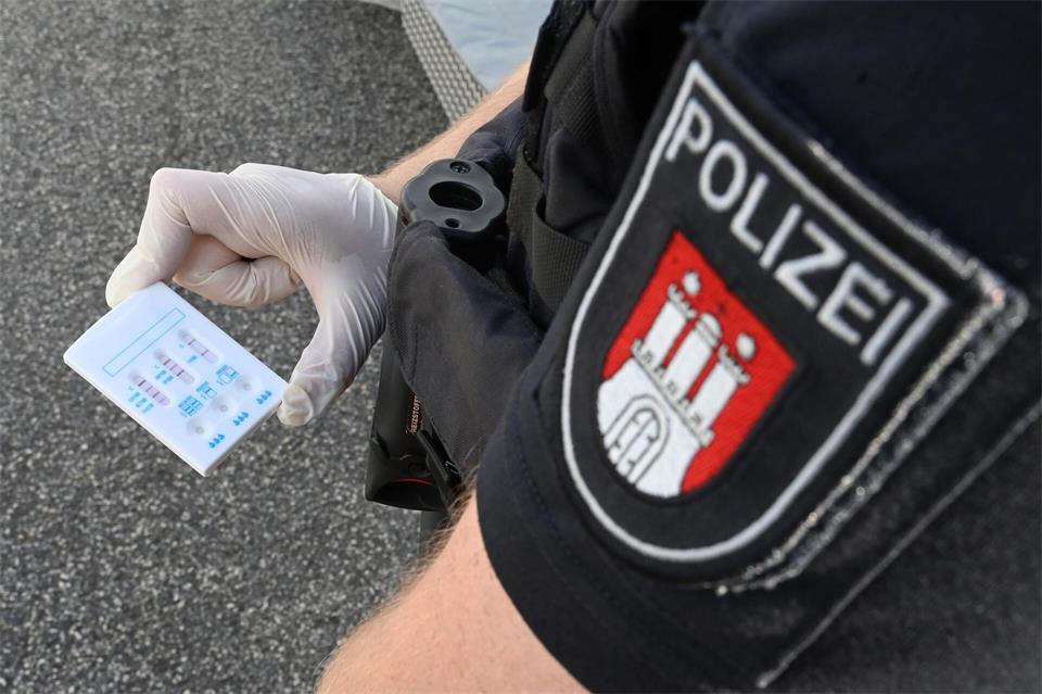 Die Hamburger Polizei nutzt einen Schnelltest zur Erkennung des Cannabiswirkstoffs THC im Blut. (Archivbild)David Hammersen/dpa