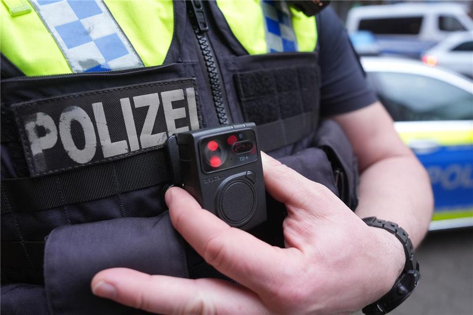 Die Hamburger Polizei setzt Bodycams bereits seit mehreren Jahren ein. (Archivbild)Marcus Brandt/dpa