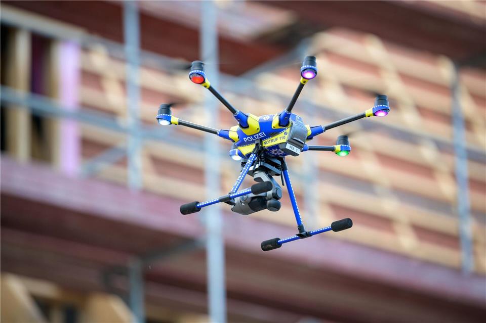 Die Hamburger Polizei setzt zur Überwachung des Straßenverkehrs inzwischen vier Drohnen ein. (Archivbild)Jonas Walzberg/dpa