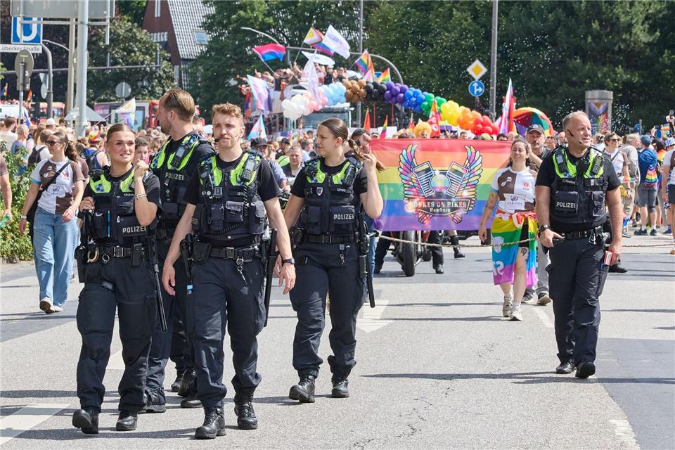 Die Hamburger Polizei spricht von einer friedlichen und ausgelassenen Stimmung bei der Demonstration zum Christopher Street Day.Georg Wendt/dpa