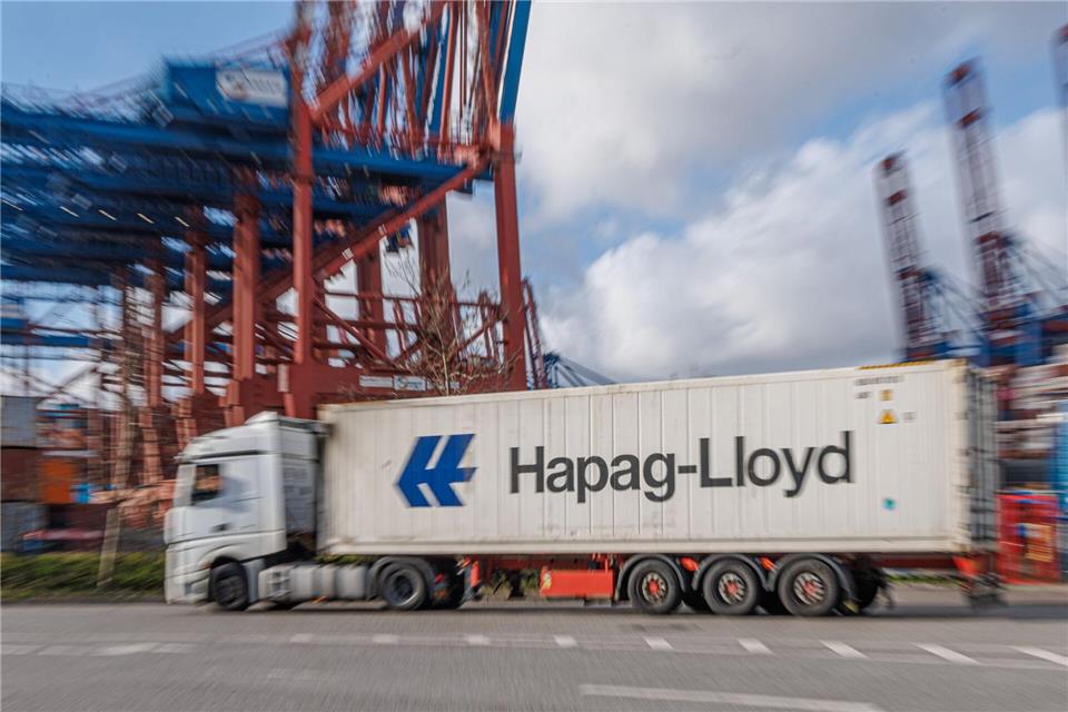 Die Hamburger Reederei Hapag-Lloyd hat im vergangenen Jahr deutlich weniger verdient als im Jahr zuvor.Markus Scholz/dpa