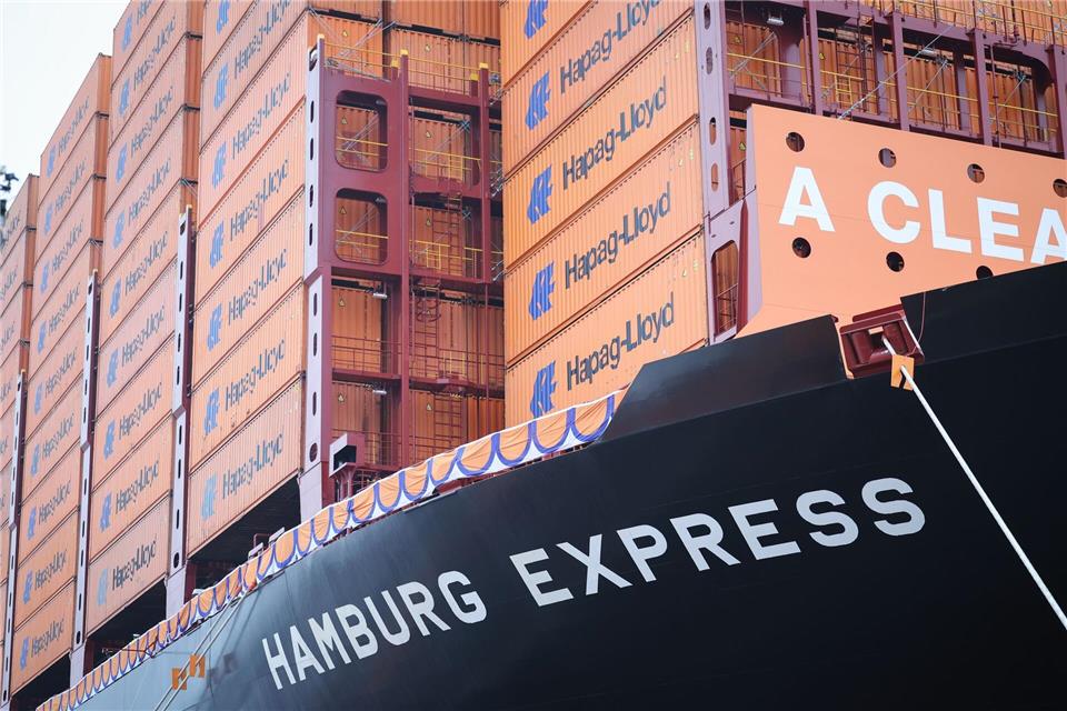 Hapag-Lloyd stellte sich auf neue Lage im Roten Meer ein Die Hamburger Reederei hat den Umsatz gesteigert, der Gewinn ist etwas gefallen. (Archivbild)Christian Charisius/dpa