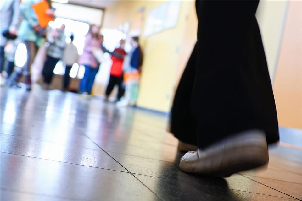 Die Hamburger Schulbehörde teilte mit, dass verbotene Ferienverlängerungen zunehmen. (Symbolbild)Christian Charisius/dpa