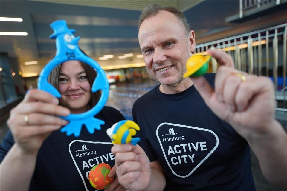 Die Hamburger Senatoren wollen, dass Kinder spielerisch erste Erfahrungen mit Wasser machen und Schwimmen lernen.Marcus Brandt/dpa
