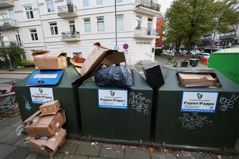 Die Hamburger Stadtreinigung fährt den Ernst-Thälmann-Platz täglich an, um herumliegenden Müll zu beseitigen.Christian Charisius/dpa