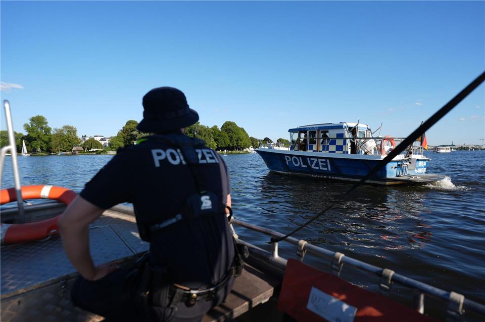Die Hamburger Wasserschutzpolizei hält auf der Alster Ausschau nach Alkoholsündern.Marcus Brandt/dpa