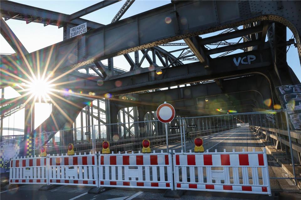Die Hamburger Wirtschaftsbehörde hat den Abbau der beschädigten Freihafenelbbrücke angekündigt. (Archivbild)Christian Charisius/dpa