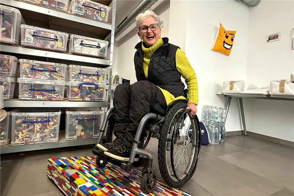 Die Hanauerin baut mit ihrem Team ehrenamtlich Rampen für alle, die mit Rollstuhl, Rollator oder Kinderwagen unterwegs sind. Dafür nutzt sie handelsübliche gebrauchte Legosteine.Michael Bauer/dpa