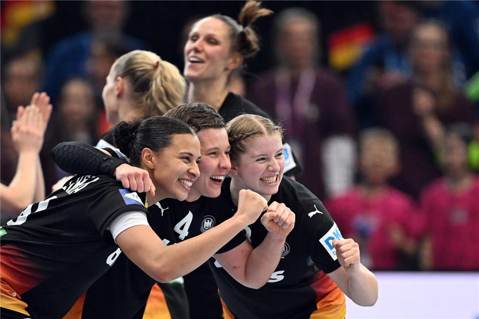 Die Handballerinnen Aimee von Pereira  (unten, l-r), Alina Grijseels (Deutschland) und Nina Engel (Deutschland) feiern den Sieg über Brasilien.Federico Gambarini/dpa