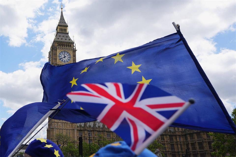 Die Handelsbeziehungen zwischen Großbritannien und der EU haben sich durch den Brexit deutlich erschwert. (Archivbild)Kirsty Wigglesworth/AP/dpa