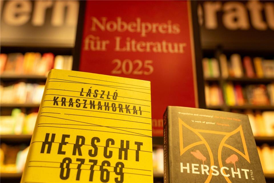 Nobelpreisträger Krasznahorkai, ein „Meister der Apokalypse“ Die Handlung seines letzten Romans „Herscht 0779“ lässt Krasznahorkai in einer thüringischen Kleinstadt spielen, in der gewalttätige Neonazis auftauchen. Soeren Stache/dpa