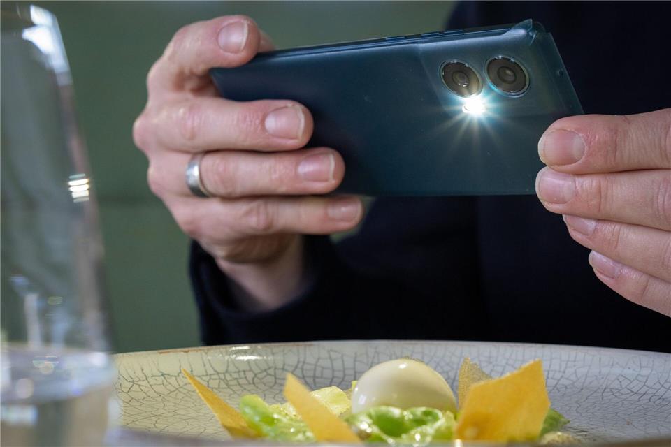 Die Handy-Etikette in einem Berliner Restaurant hat einen Gast verärgert.Soeren Stache/dpa