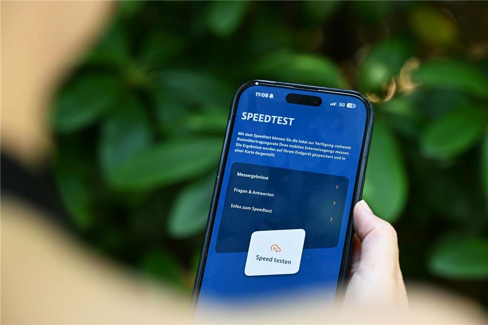 Die Handynutzer sollen in den kommenden Tagen möglichst häufig ihr Handy zücken, um mit der App Mobilfunk-Check Tests zu machen.Wolf von Dewitz/dpa