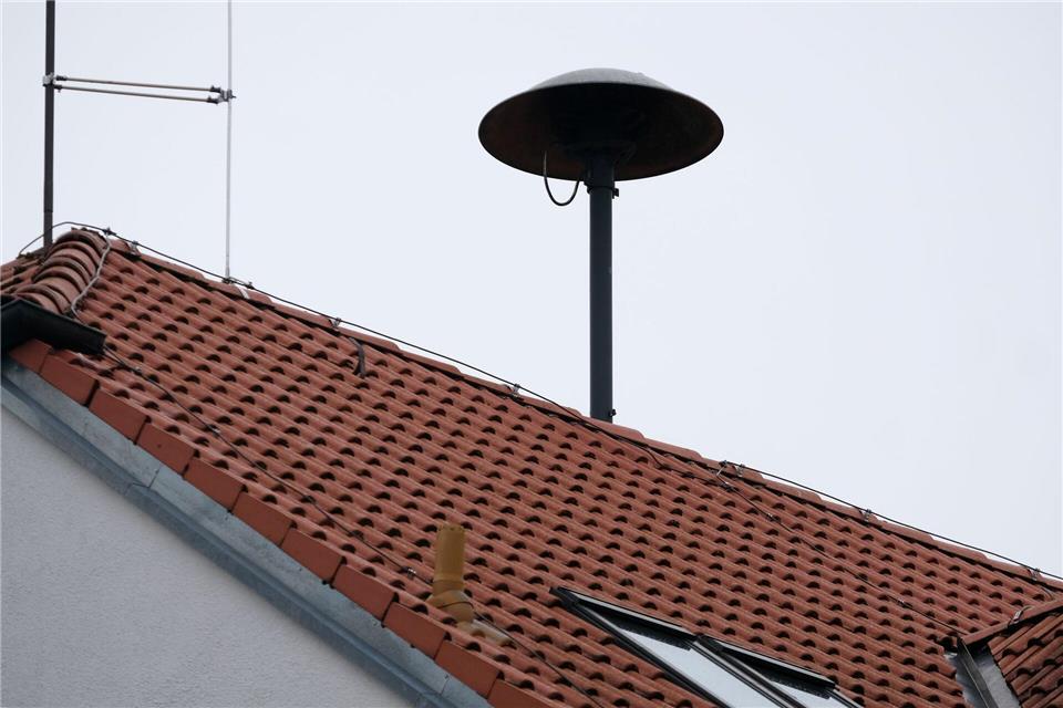 Die Handys klingeln unter Umständen auch, wenn sie auf stumm geschaltet sind. (Archivbild) Stephan Jansen/dpa