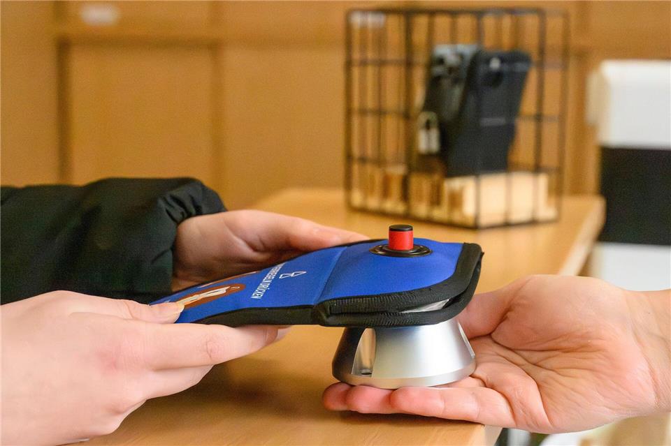 Die Handytasche ist magnetisch gesichert.Swen Pförtner/dpa