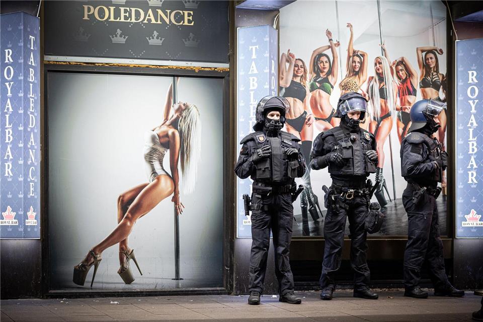 Die Hannoveraner Polizei hat in der Nacht von Samstag auf Sonntag eine Razzia im Steintorviertel durchgeführt. Moritz Frankenberg/dpa