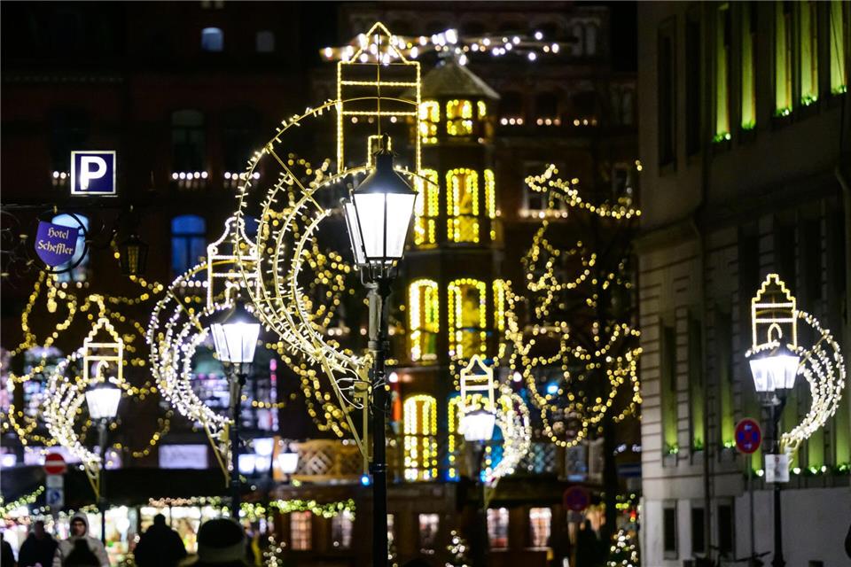 Die Hansestadt stellt die Lichterketten zur Verfügung, die Montage übernehmen teils die Stadt oder andere Firmen. Philipp Schulze/dpa