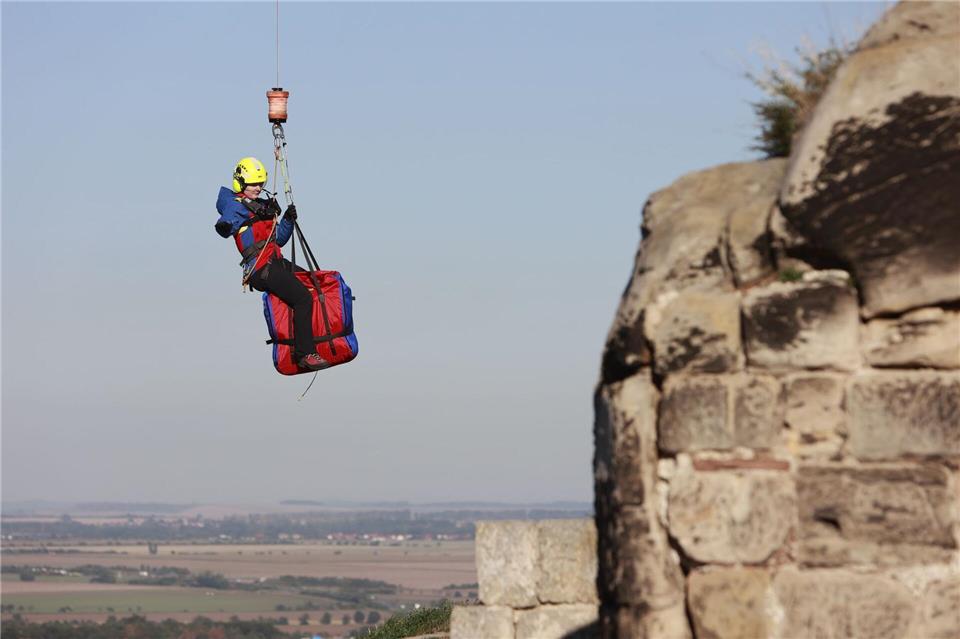Die Harzer Bergwacht rückte im ersten Halbjahr häufiger aus als im Vorjahreszeitraum. (Symbolbild) Matthias Bein/dpa