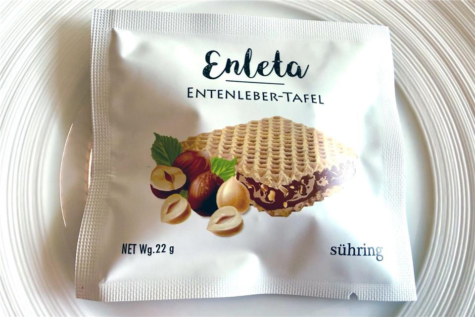 Die Haselnusstafel, Lieblingssüßigkeit der Köche aus ihrer Kindheit, lässt grüßen: Zu jedem Menü gehört eine „Enleta“, eine Entenlebertafel.Carola Frentzen/dpa-tmn