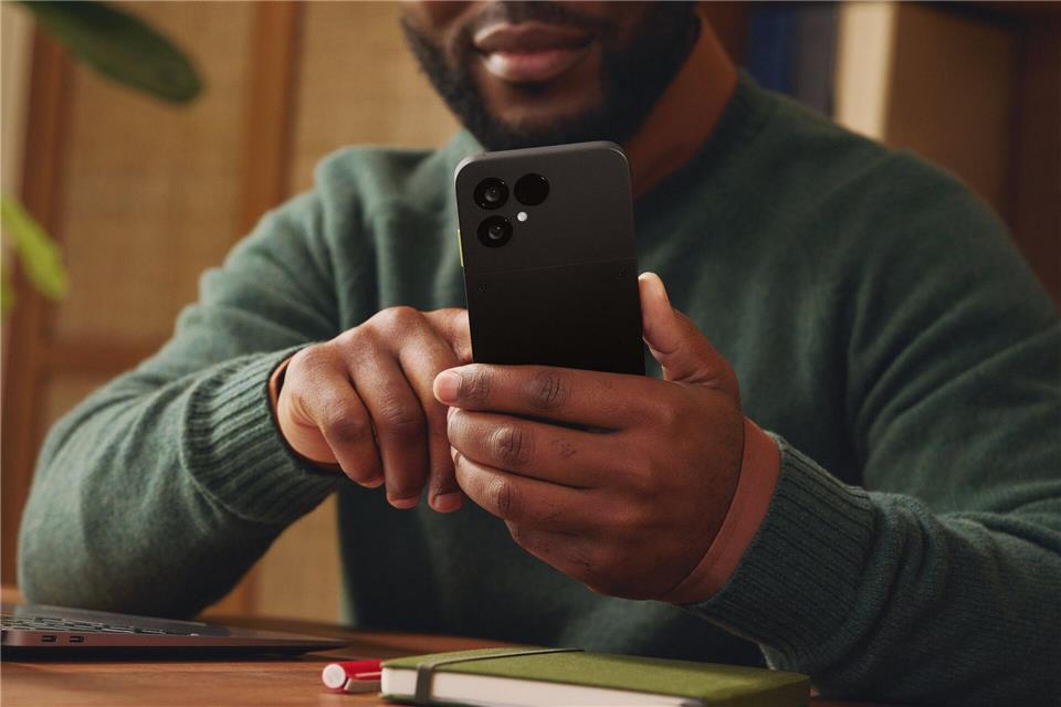 Fairphone 6 kommt mit cleverem Zubehör und Detox-Schalter Die Hauptkamera (50 Megapixel) ist optisch stabilisiert und kann 4K-Videos (30 Bilder pro Sekunde) liefern.Fairphone/dpa-tmn