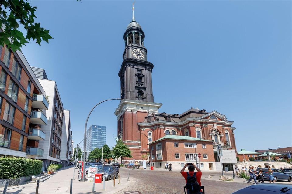 Die Hauptkirche St. Michaelis in Hamburg hat nun einen neuen Hauptpastor. (Archivbild)Markus Scholz/dpa