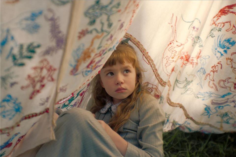 Die Hauptperson Clara wird als Kind von Francesca Turco (im Bild), als junge Frau von Nicole Wallace und als ältere Frau von Dolores Fonzi dargestellt. Amazon Prime/filmcontact/dpa