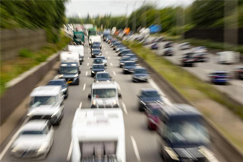 Die Hauptreisezeit in den Sommerferien hat sich in Norddeutschland bemerkbar gemacht. Vor allem Richtung Süden war am Sonntag viel Geduld gefragt. (Foto vom 31. Juli)Ulrich Perrey/dpa