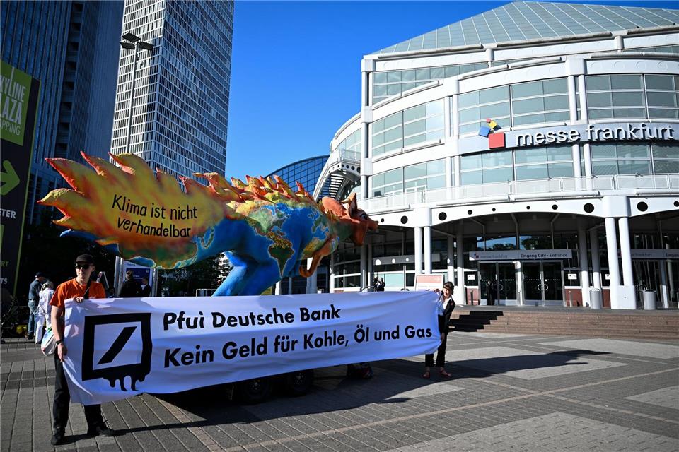 Die Hauptversammlung der Deutschen Bank in Frankfurt wurde von Protesten begleitet.Florian Wiegand/dpa