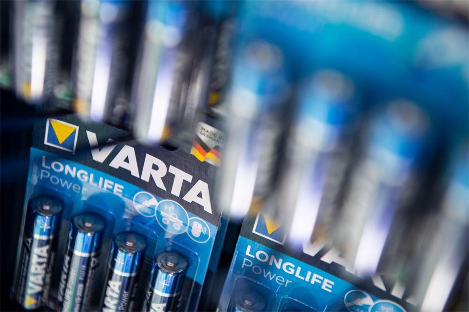 Die Haushaltsbatterien-Sparte von Varta löst sich vom Mutterkonzern. (Archivbild) Marijan Murat/dpa